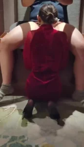 约了一个极品外围女，让她跪着口很有成就感